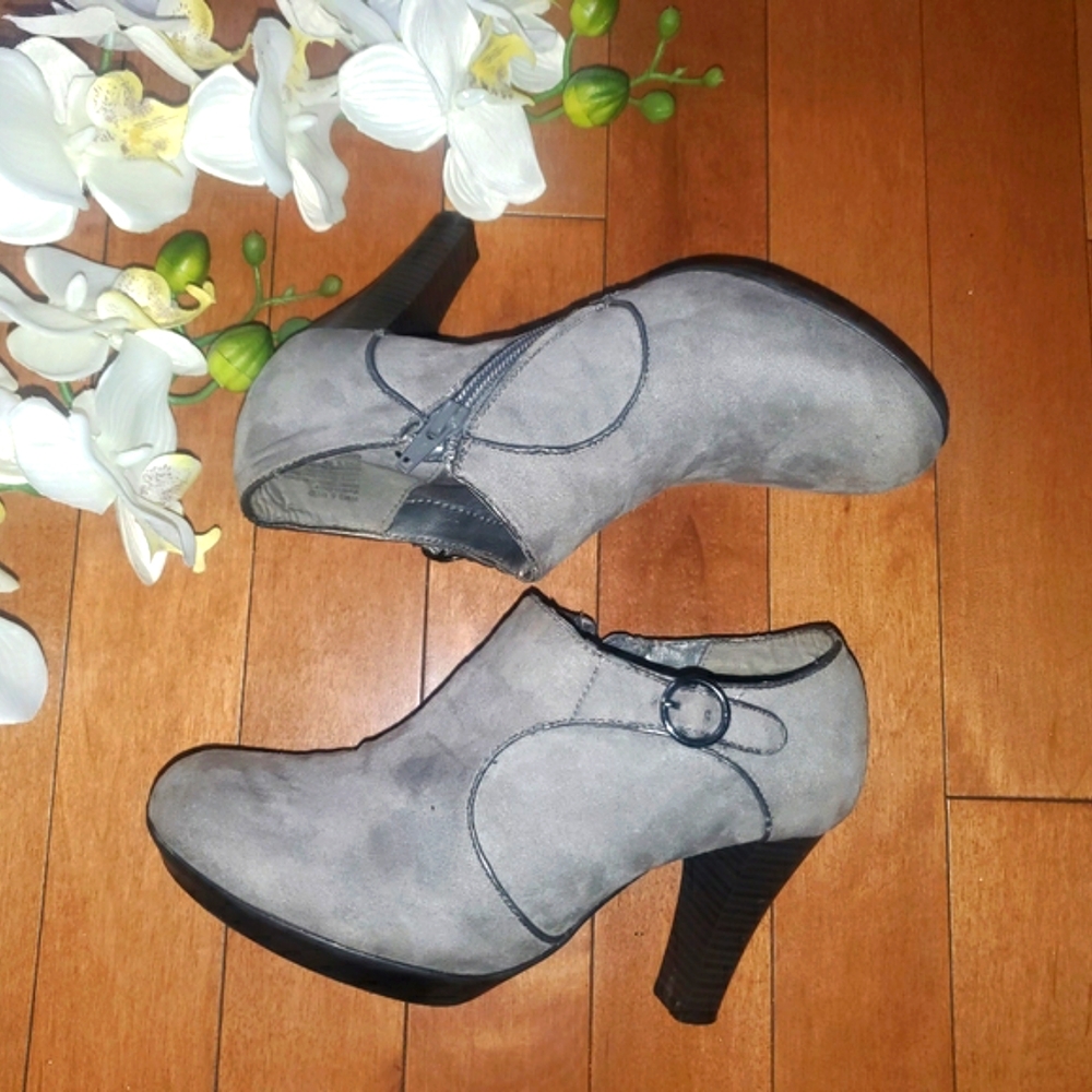 Sole Senseability Women's gray side zip booties